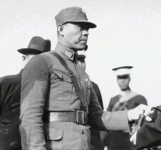 1938年，张自忠手下糟蹋了一个16岁的女孩，于是他命令所有士兵脱裤子检查，结果