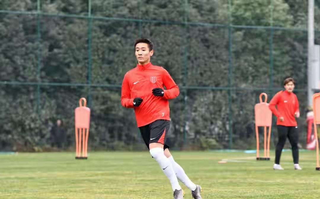 成都蓉城新赛季会非常难，难的不是能否踢赢比赛，难的是拿了联赛冠军不好，拿不到联赛