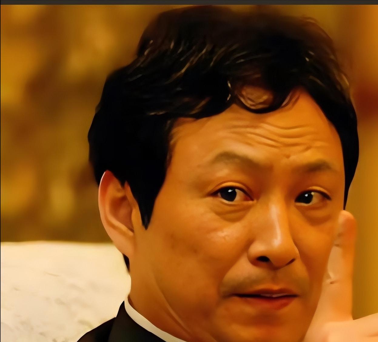 湖南广电真正的“教父”交接，远比你想的要惊心动魄。聚光灯总打给何炅汪涵，但真正