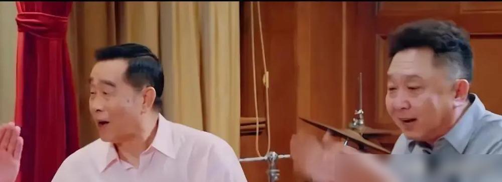 郭德纲端起酒杯的手在抖。于谦跪下的瞬间，被80岁的师父一把拽住。这其实是德云