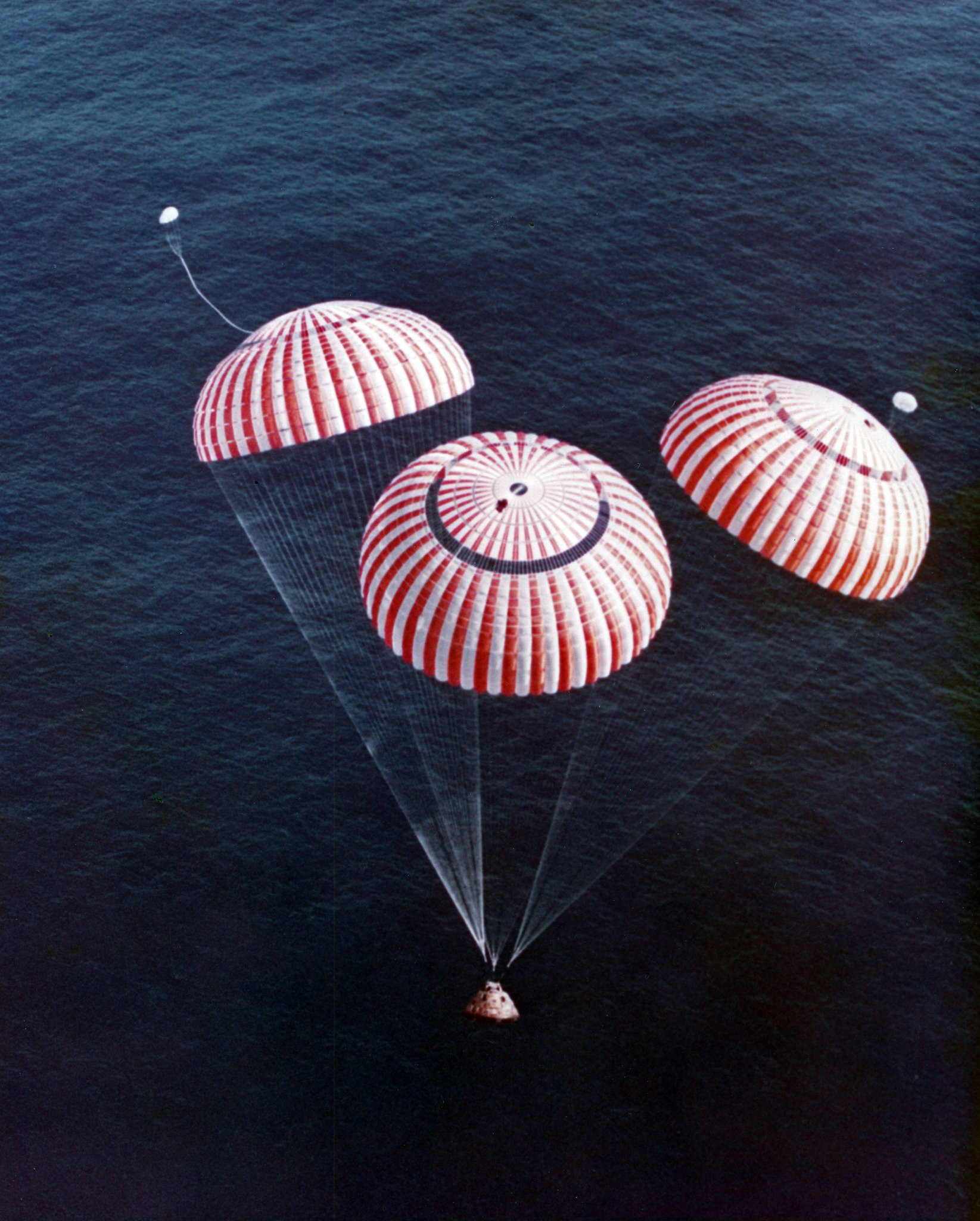 🔻1972年12月19日，阿波罗计划的最后一个登月返回舱阿波罗17号在太平洋降