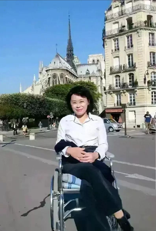 张海迪女士胸部以下瘫痪了，虽然结婚也没有了孩子，实在是遗憾。张海迪，一位下半