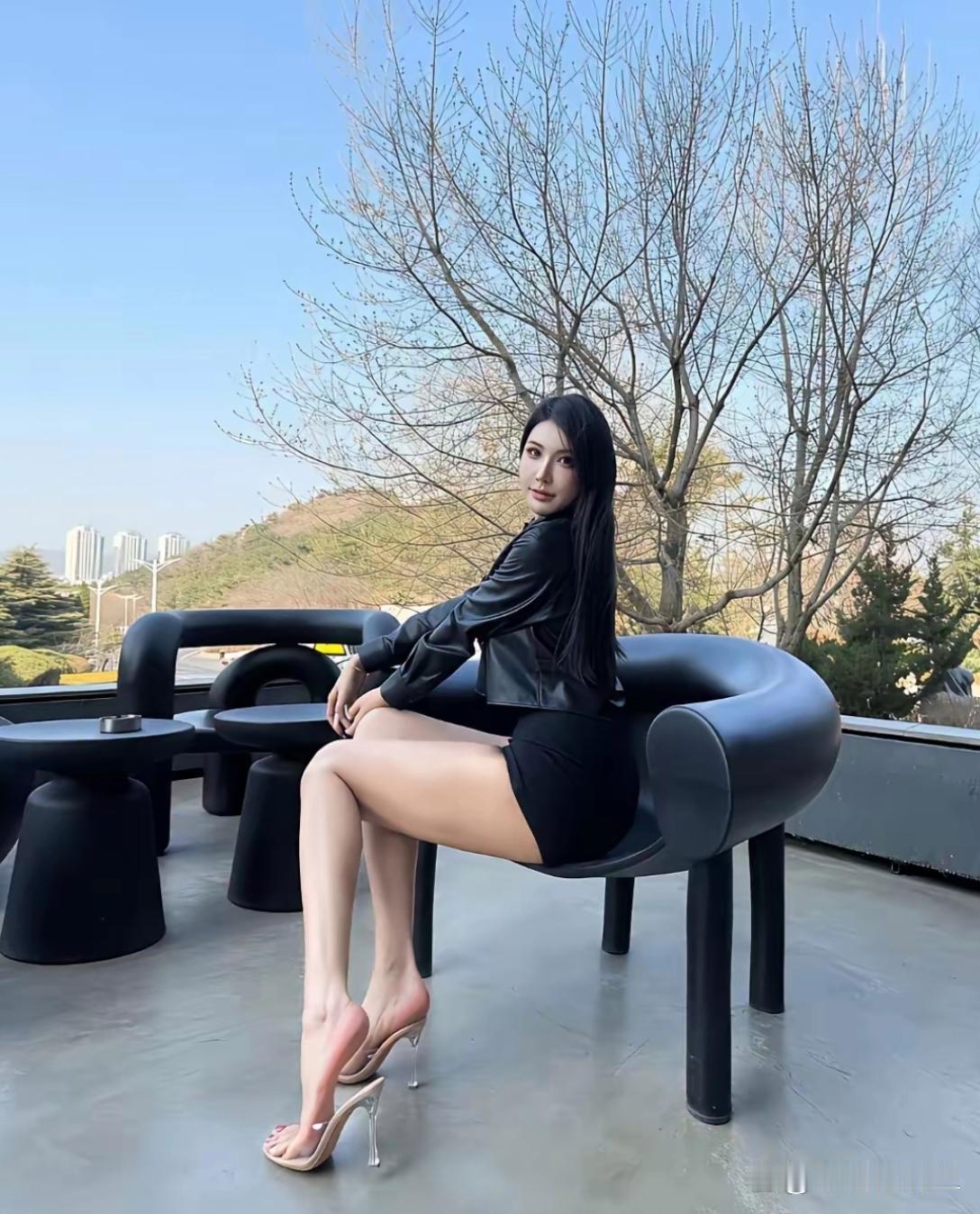 她的小腿可真丑啊。