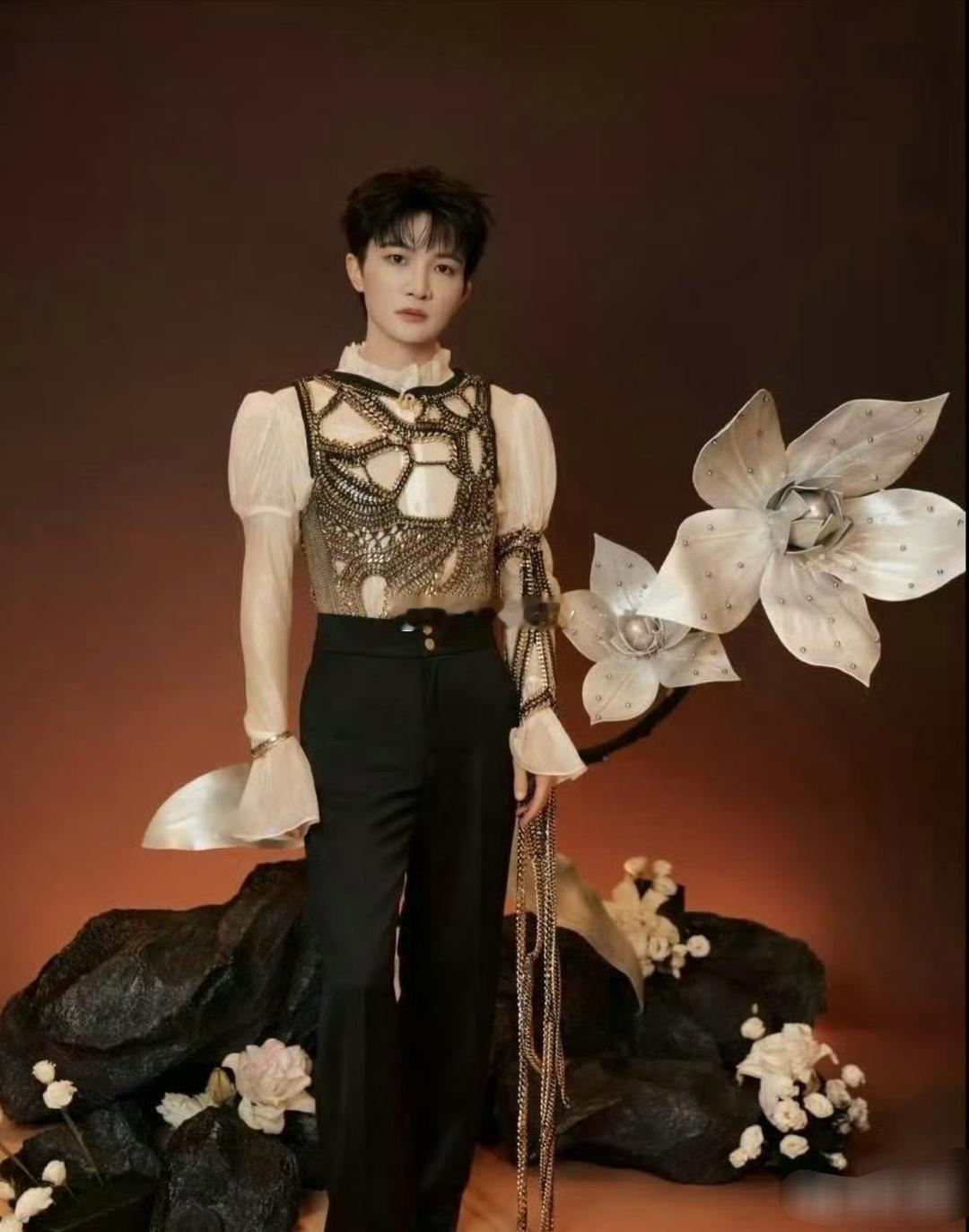 周深这么穿是有什么韵味呢？
