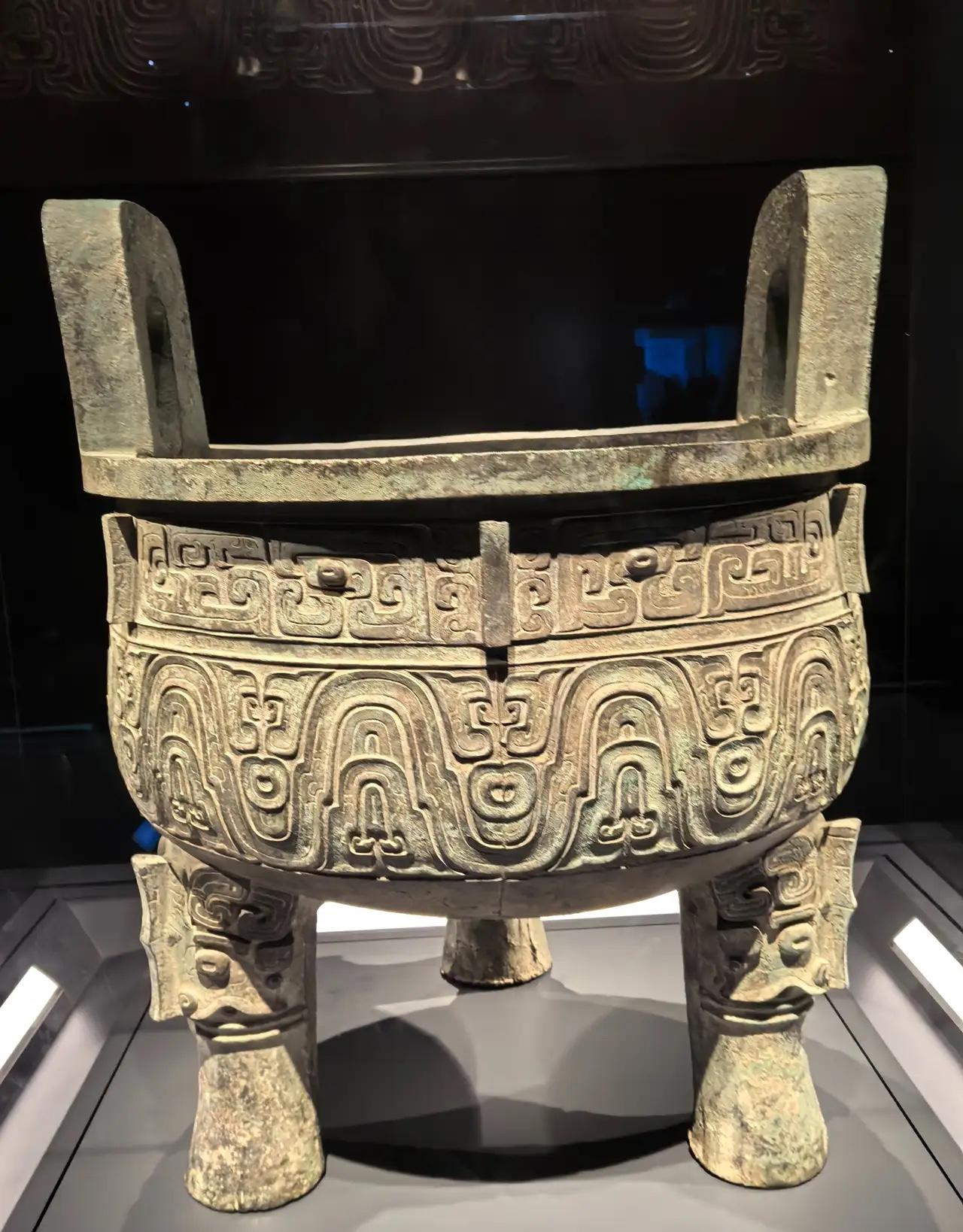 上海博物馆收到来自苏州潘女士的捐赠大铜鼎，格珍惜，对捐赠者照顾倍至，买房，治病，