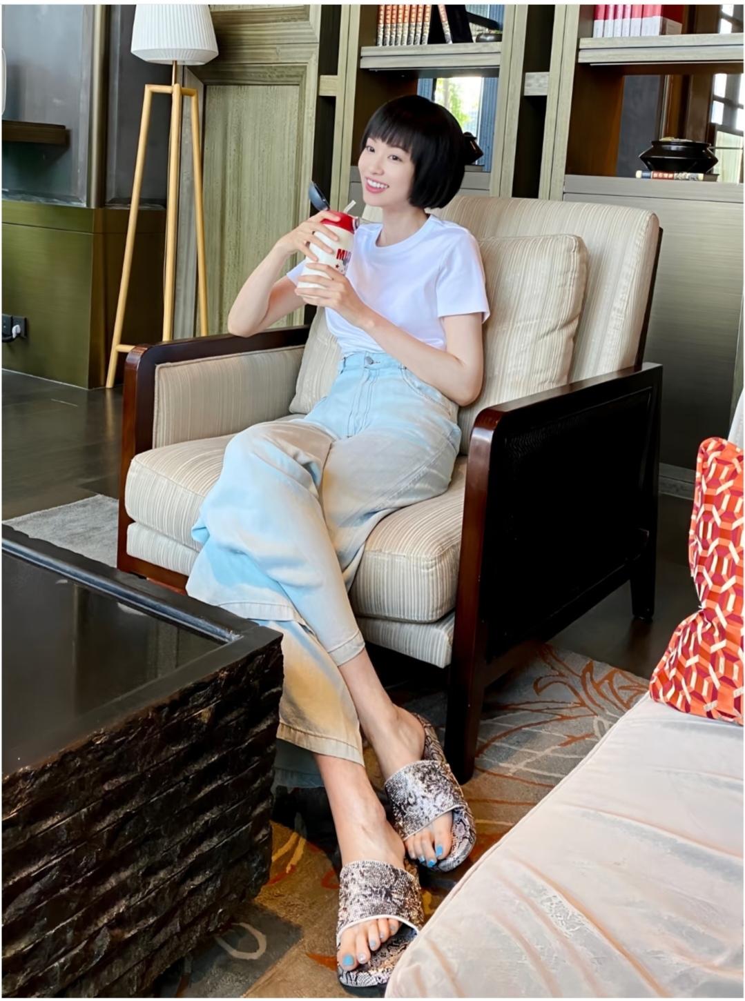 蓝色的指甲油真显脚丫子白净。