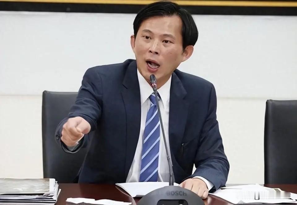 蓝白合起内讧？柯文哲出狱后连黄国昌都敢“打脸”！黄国昌刚接盘民众党就遇上硬茬——