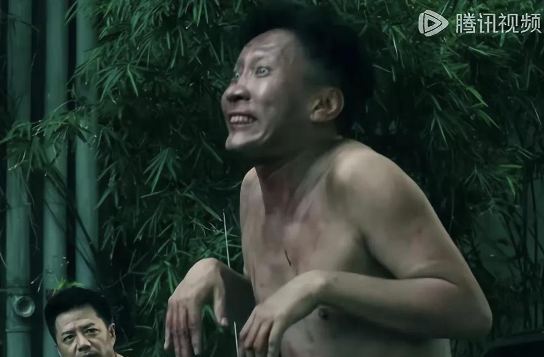 昨晚追《扫毒风暴》直接笑岔气了！狗哥那段跳楼戏，穿着裤衩趴警车上学狗叫，荒诞到离