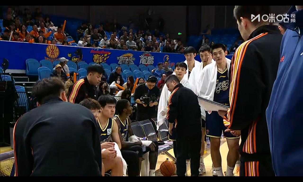 萨姆纳连续被抓破手腕，速度快不是罪过，不能像女人打架一样吧？萨姆纳昨天连续两