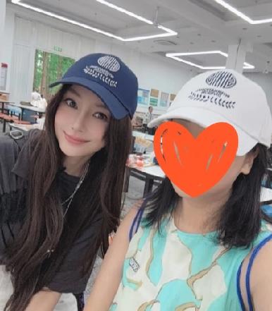 杨颖Angelababy参加儿子小海绵学校义卖会被偶遇，一身黑T恤，戴着蓝色鸭