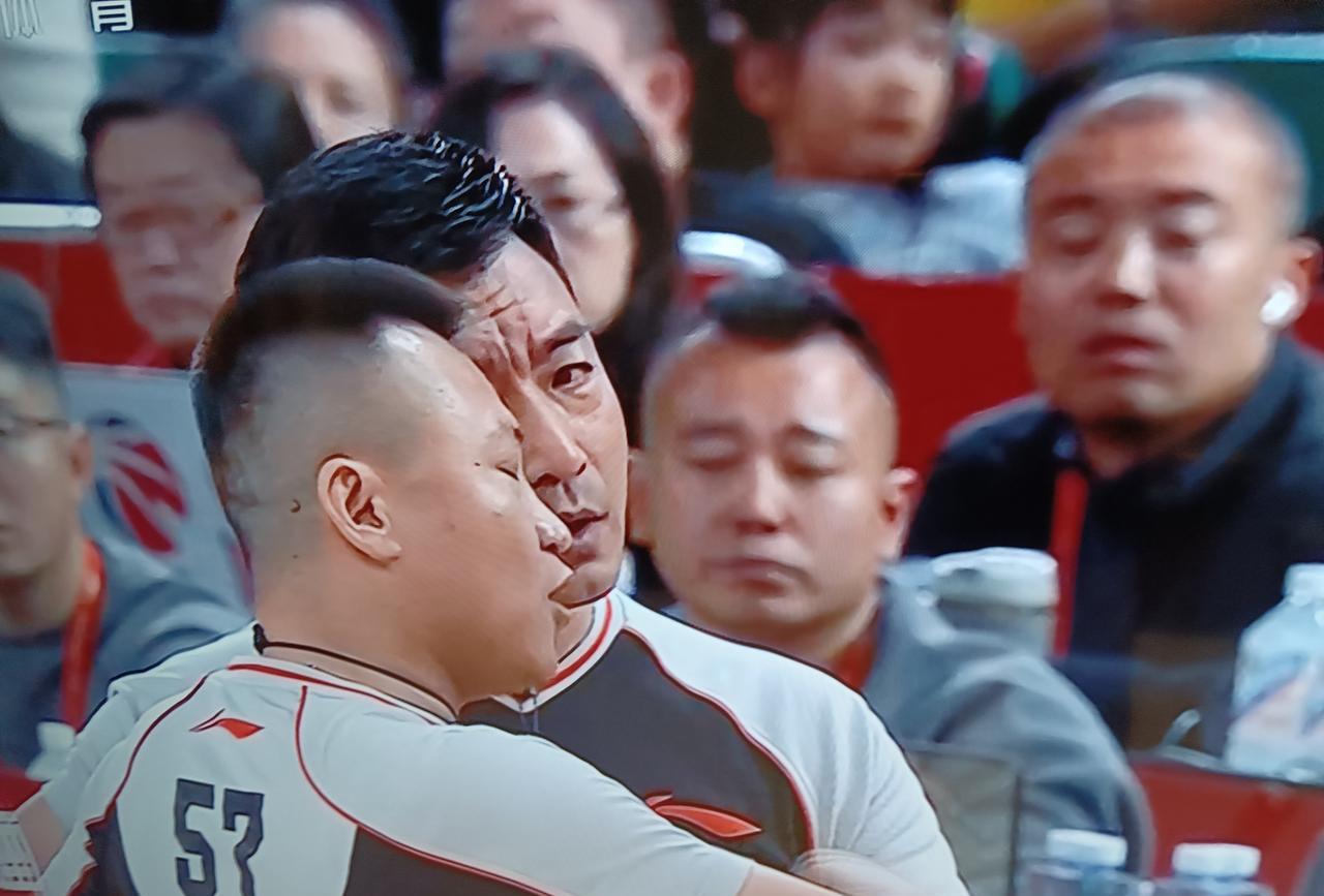 王少杰今天恐遭山西汾酒男篮俱乐部的申诉，要求追加对王少杰的进一步处罚。迪亚洛持球