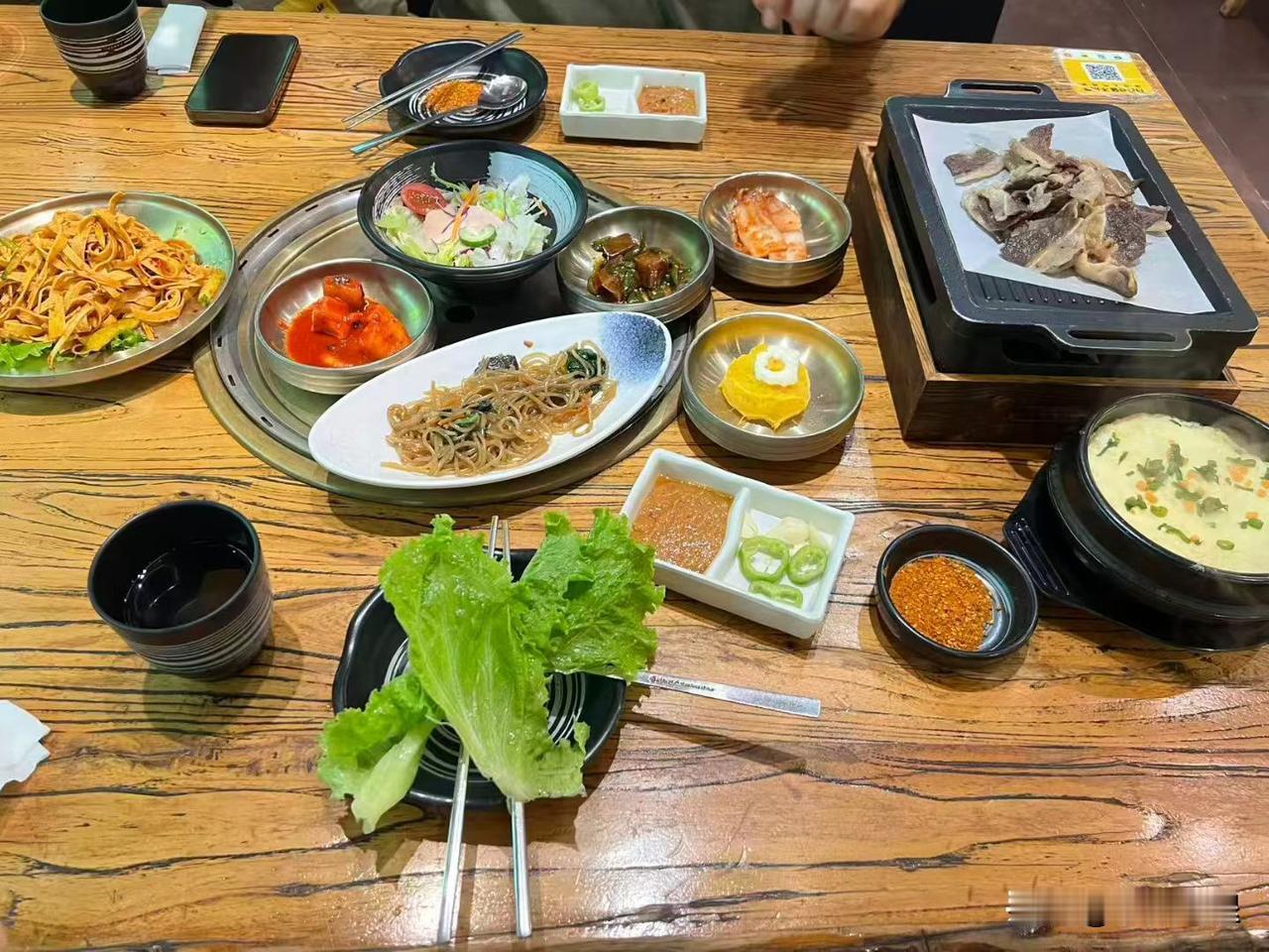 晚上9点17分，办公室里只剩三盏灯亮着我的、领导的……还有隔壁工位刚