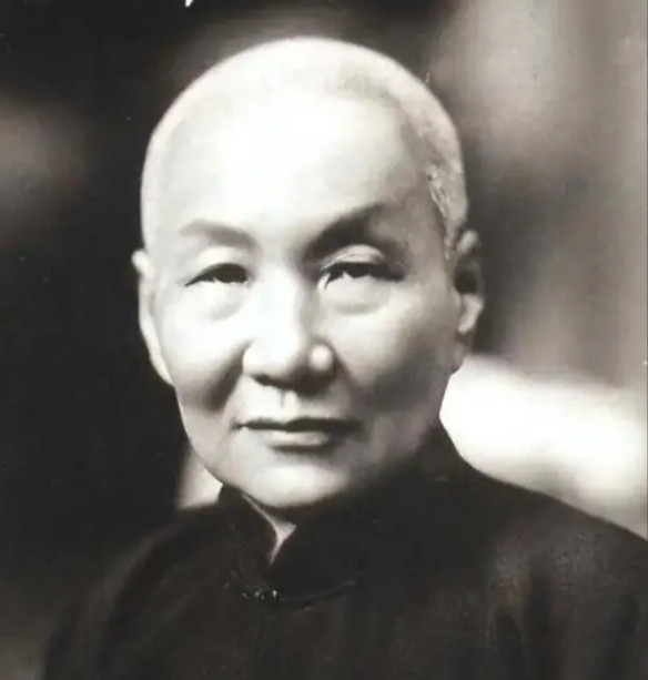 有一天，杜月笙去黄浦江边垂钓，过来了一帮地痞流氓，找杜月笙索要垂钓费，杜月笙道：