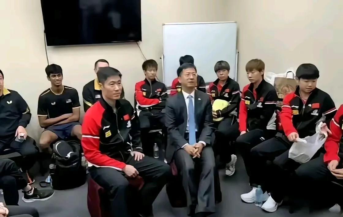 这个小细节真是令人对孙颖莎失望！这次美国大满贯结束了，看来是有官员来慰问大家了