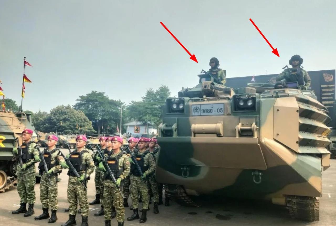 值得注意的是：印尼军队接收了美国的AAV7系列两栖战车，但坦克兵车组戴的是苏/