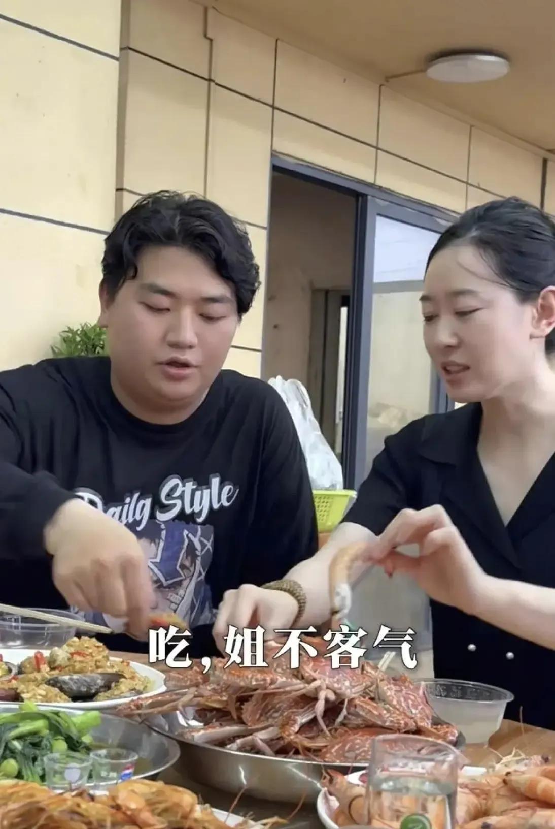 全红婵家人非常爱护全红婵，而且始终很有分寸，很明理。全进华直播卖荔枝，另外请了嘉