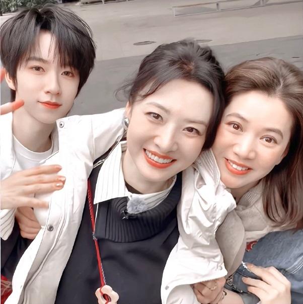 最近周涛和袁咏仪在录制综艺节目的时候搭配的很有潮流之美，两位拥抱在一起像一对年轻