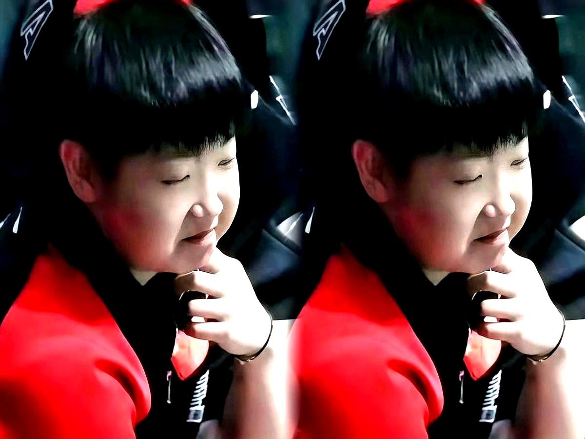 中午一点,站姐@棉花糖摄影把莎莎在彩排通道里闭眼抿嘴的图就那几张近乎素颜