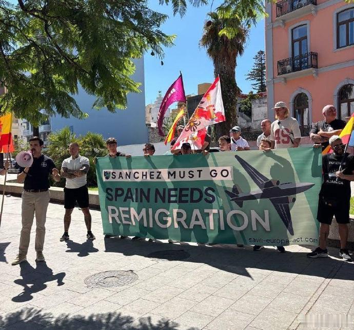 ❗“欧洲不是非洲”：西班牙阿尔赫西拉斯市爆发反移民抗议活动。活动人士封锁了城
