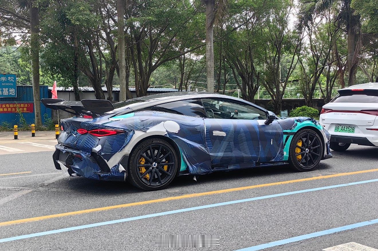 网友路遇腾势测试车，这是啥车好难猜啊深圳·布吉万象汇