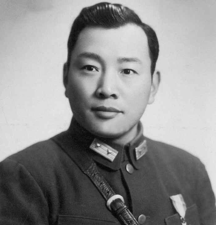 1949年11月17日，蒋介石派长子蒋经国带秘书、副官各一人，由六个宪兵护卫，分