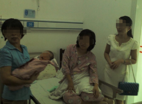 产房里孕妇生下宝宝后, 听见一声“妖怪”, 家人慌了, 护士却笑了