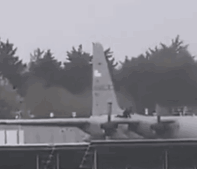 一名爱尔兰40岁男子爬上美军在爱尔兰香农机场的一架C-130运输机，用随身携带的