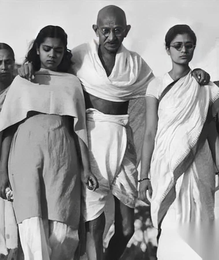 圣雄甘地有段冷知识他的修行操作，说出来很多人都惊掉下巴。甘地早早就立了禁