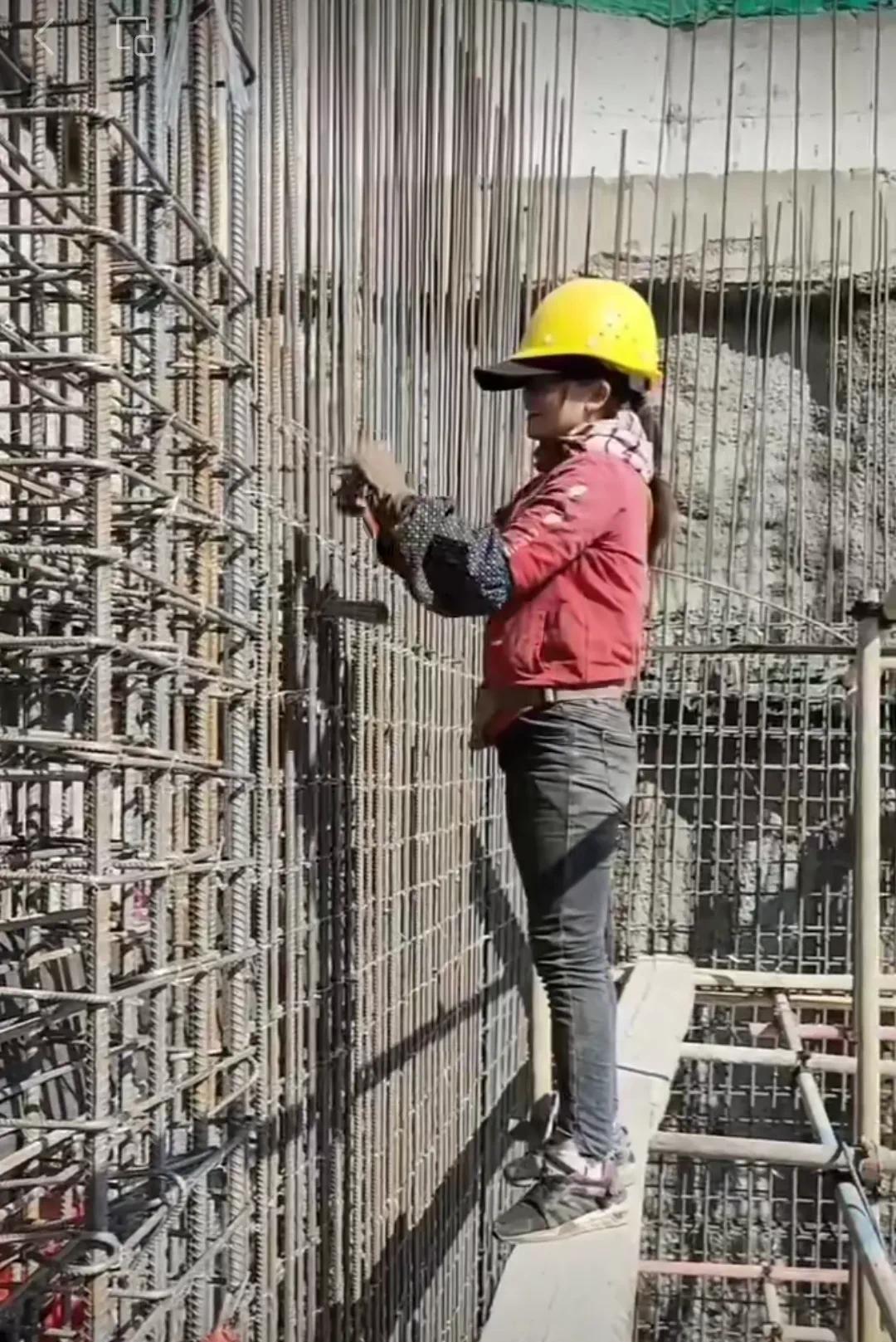 昨天监理巡查现场，看到一个钢筋工正在高处绑扎钢筋，他就拍了一张照片，拿着照片找总