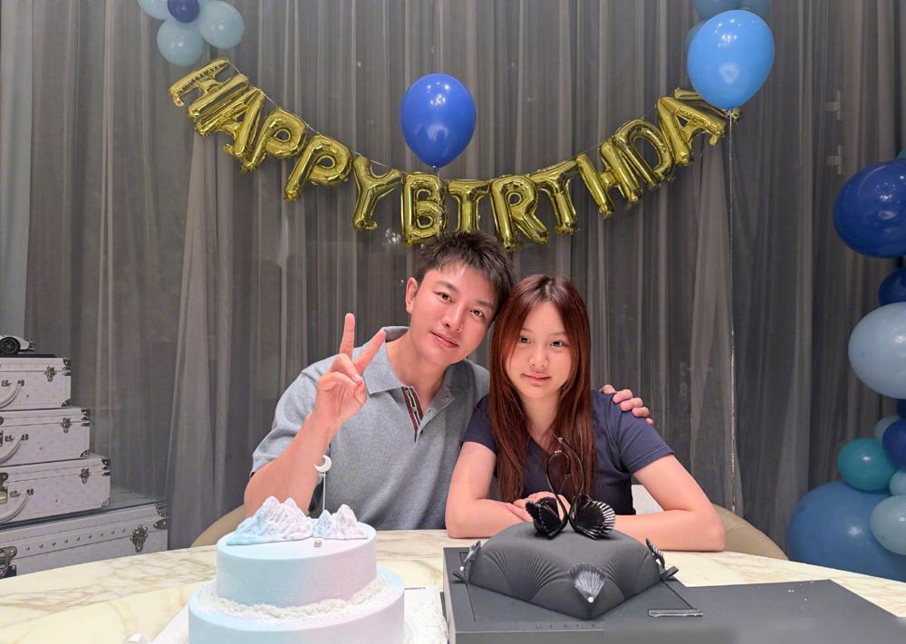 别再吹什么父女情深了。我告诉你，贾乃亮42岁生日晒的不是女儿，是他的底牌。