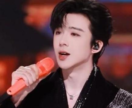 2月7日，刘宇宁在2026中国网络视听盛典上登台献唱古风歌曲《烽月》。他身着黑