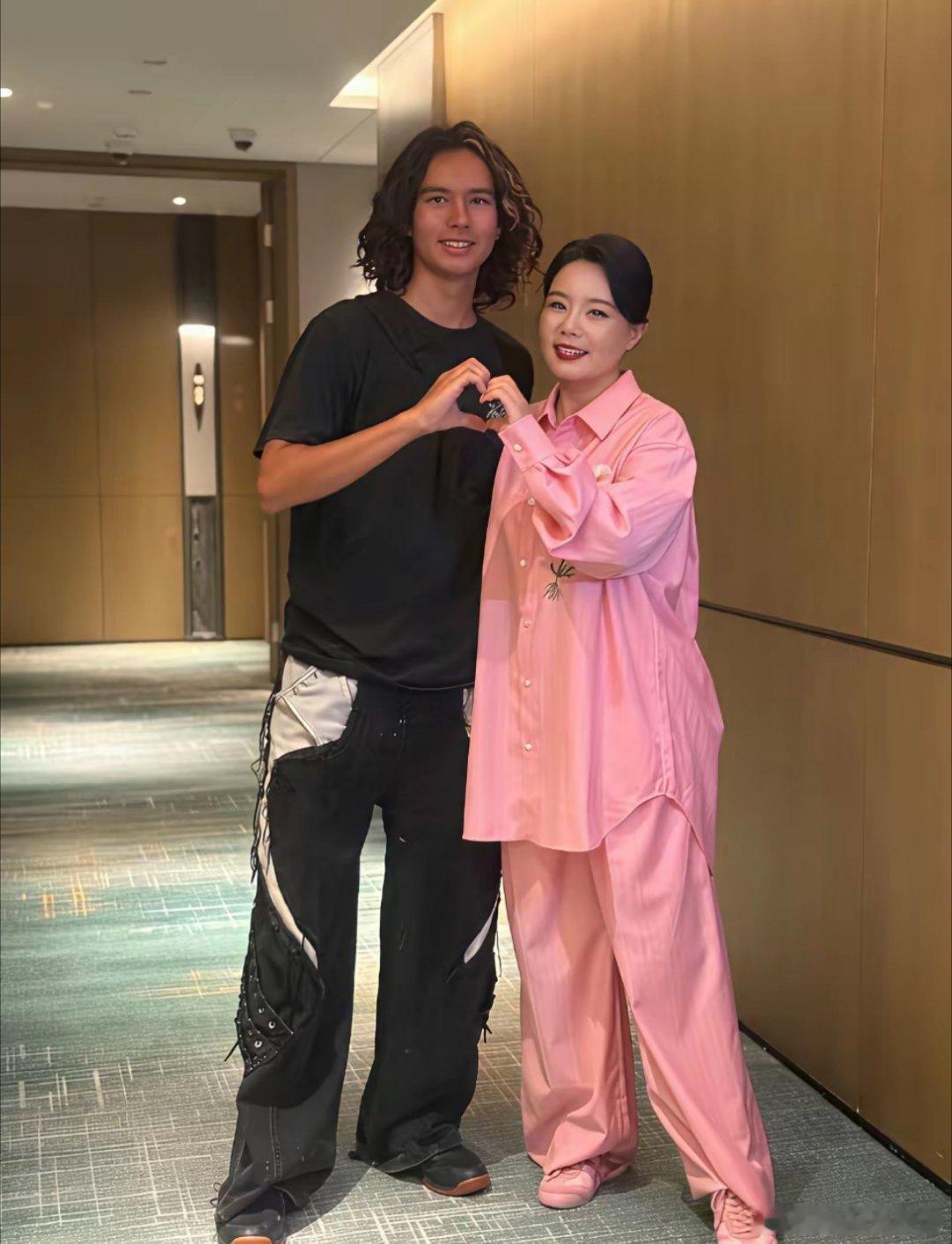 龚琳娜混血儿子罕见露面！19岁身形高大，五官如同欧美明星一身粉色宽松套装的龚琳娜