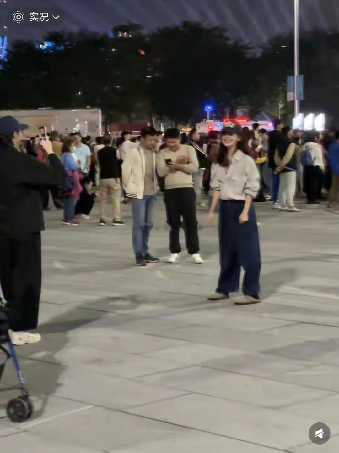 章若楠在广州被偶遇，本人美得让人移不开眼，漂亮又元气满满，脸小巧精致，气质超绝，