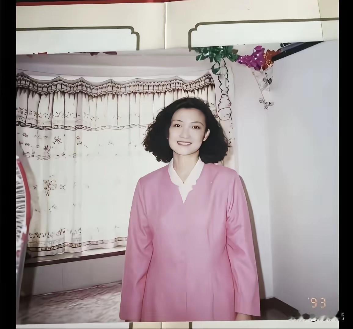 这两张照片，竟然是同一个人，图一眼睛里带着光，对未来充满希望；图二眼睛里全是忧伤
