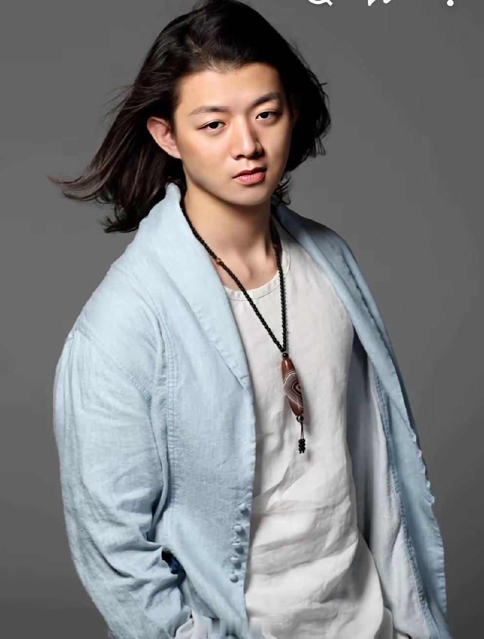 都说窦唯年轻时和霍尊像是一个模子刻出来的，眉眼如墨，下巴微扬，那股清冷的少年气简