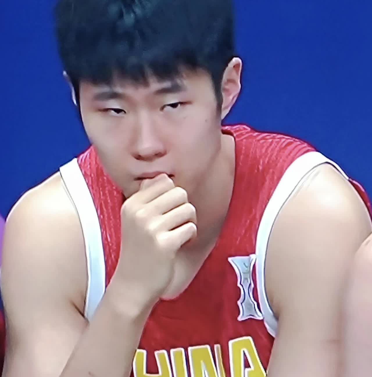 中国男篮都亚军，最郁闷的一个人……小伙子一直坐在球场外边，十分郁闷的样子，让