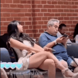 我觉得她应该是有多动症