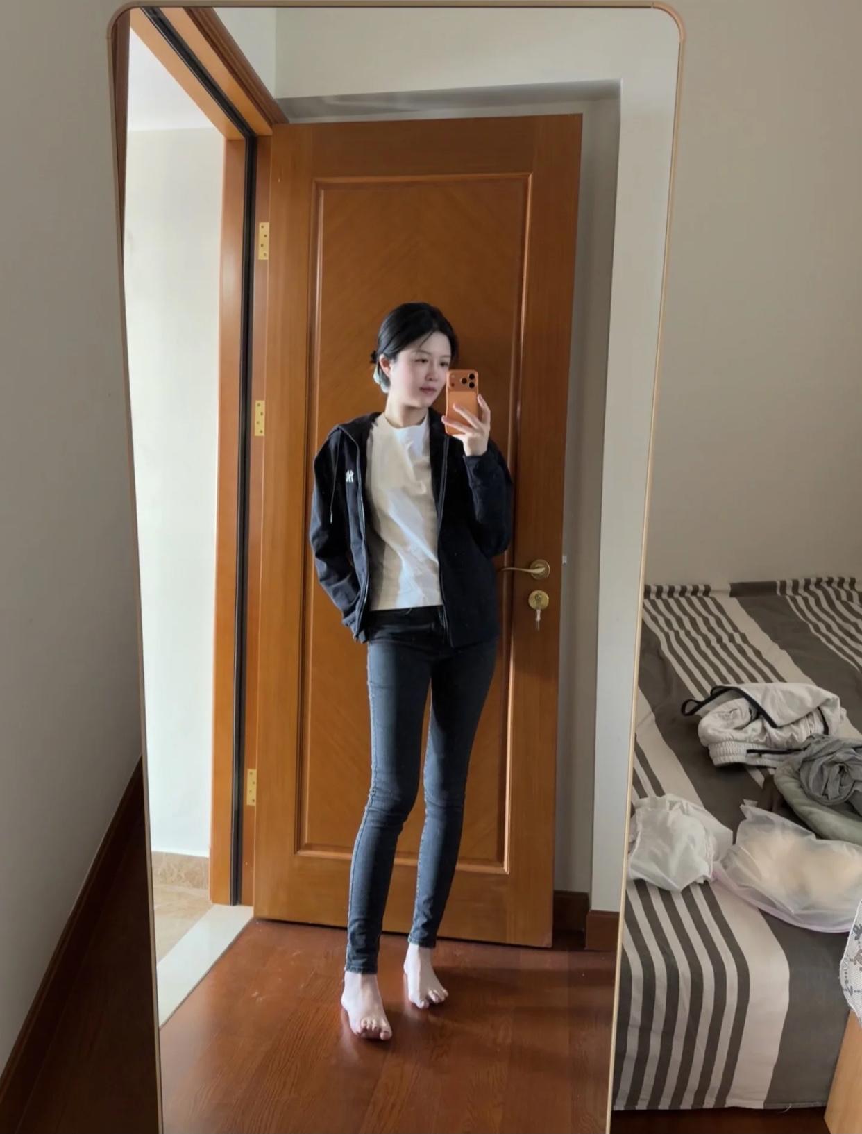 镜中人影，白衣如雪。