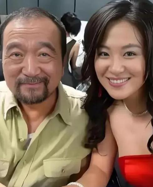 1999年，李保田儿子李彧被人忽悠签了300万的合同，对方说：“只要让你
