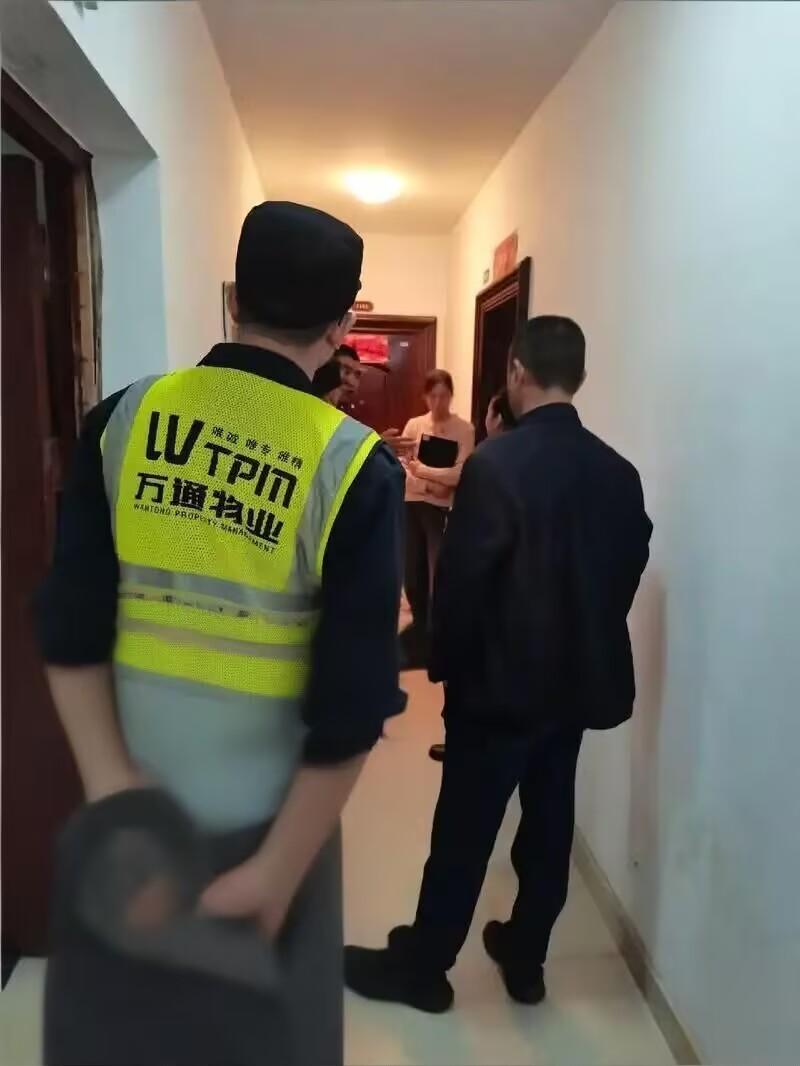 昨天看了个物业起诉业主不交物业费的庭审视频，越看越觉得不对劲。核心就是物业要收物