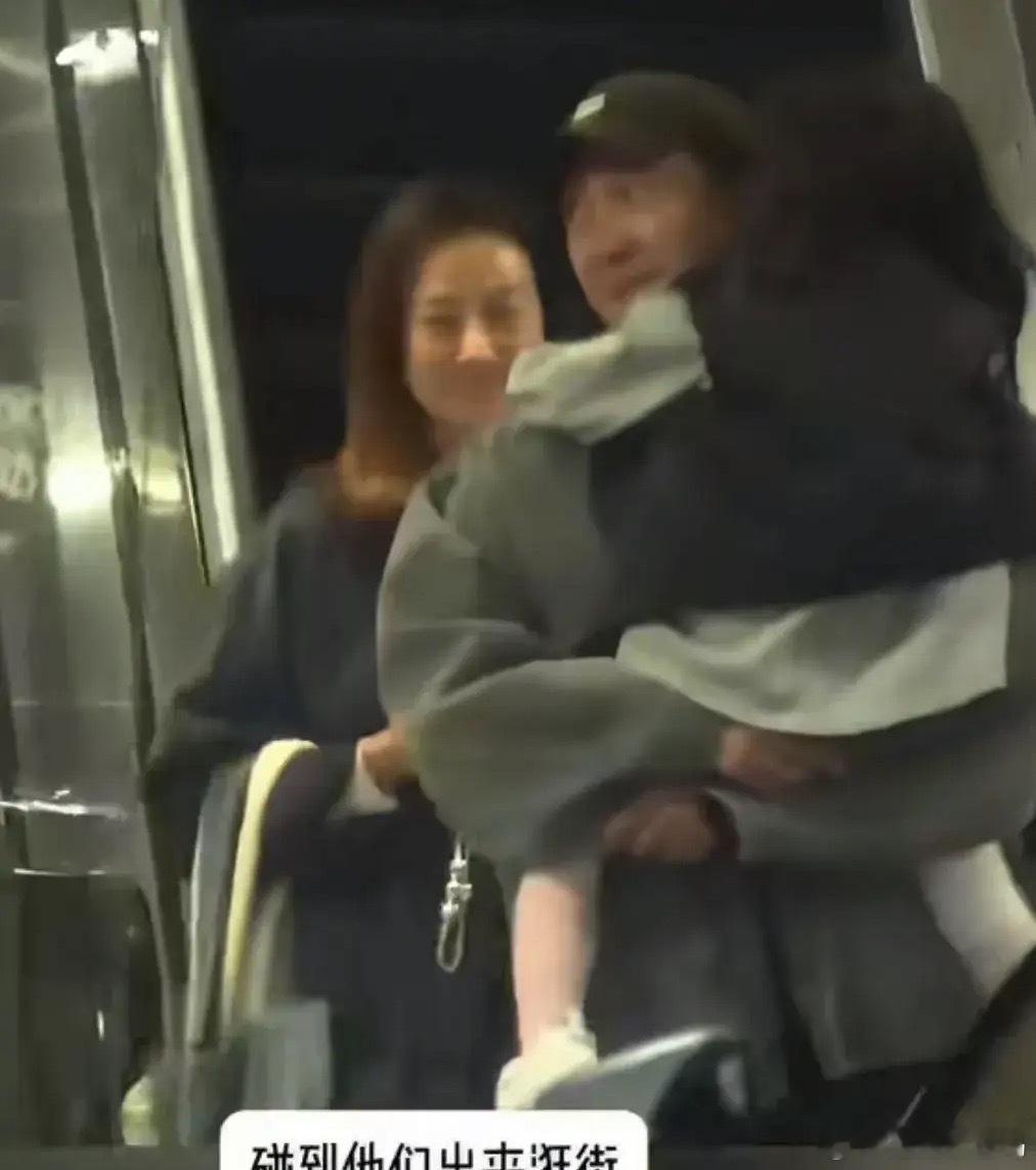 王阳抱着5岁的女儿Molly全程脚不离地高斯提包跟在身后一脸苦笑