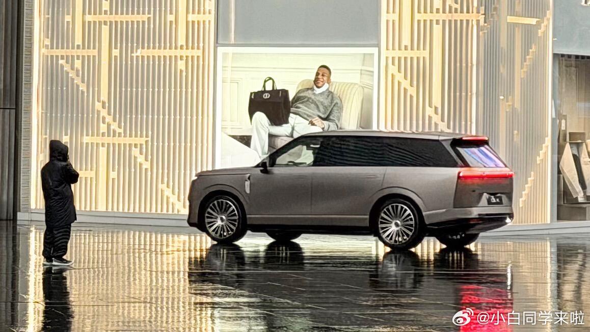 正在拍摄官方素材的小鹏GX，单看造型确实挺有气场的。新能源汽车大v聊车