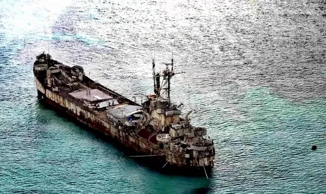 赖在中国仁爱礁9000多天的菲律宾军舰，如今已经不可能拖走了。俗话说:亊不过当时