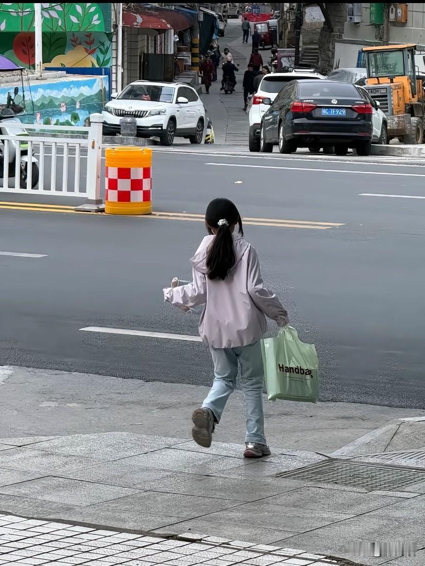 湖北十堰，女孩多次光临鞋店想买双鞋送给妈妈作为生日礼物。可手里只有四十六块钱，想