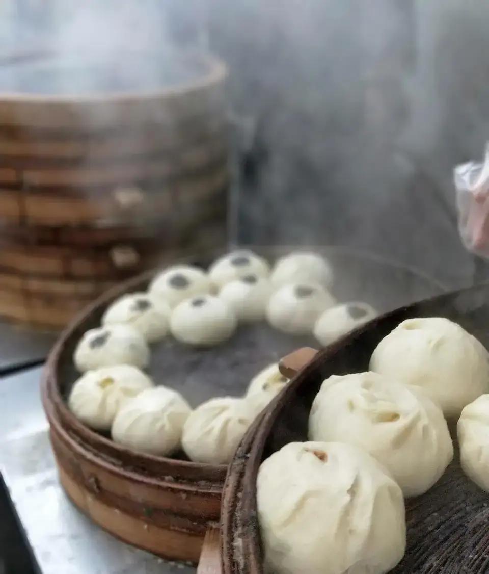 天还没亮透，天津街角那盏橙红小灯一亮，煎饼馃子摊前瞬间挤满赶早的人，最扎心的是—