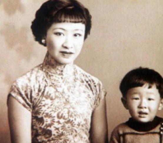 1955年，章士钊在北京菜市场闲逛，看到一卖卷烟的妇女，大吃一惊，连夜给毛主席写