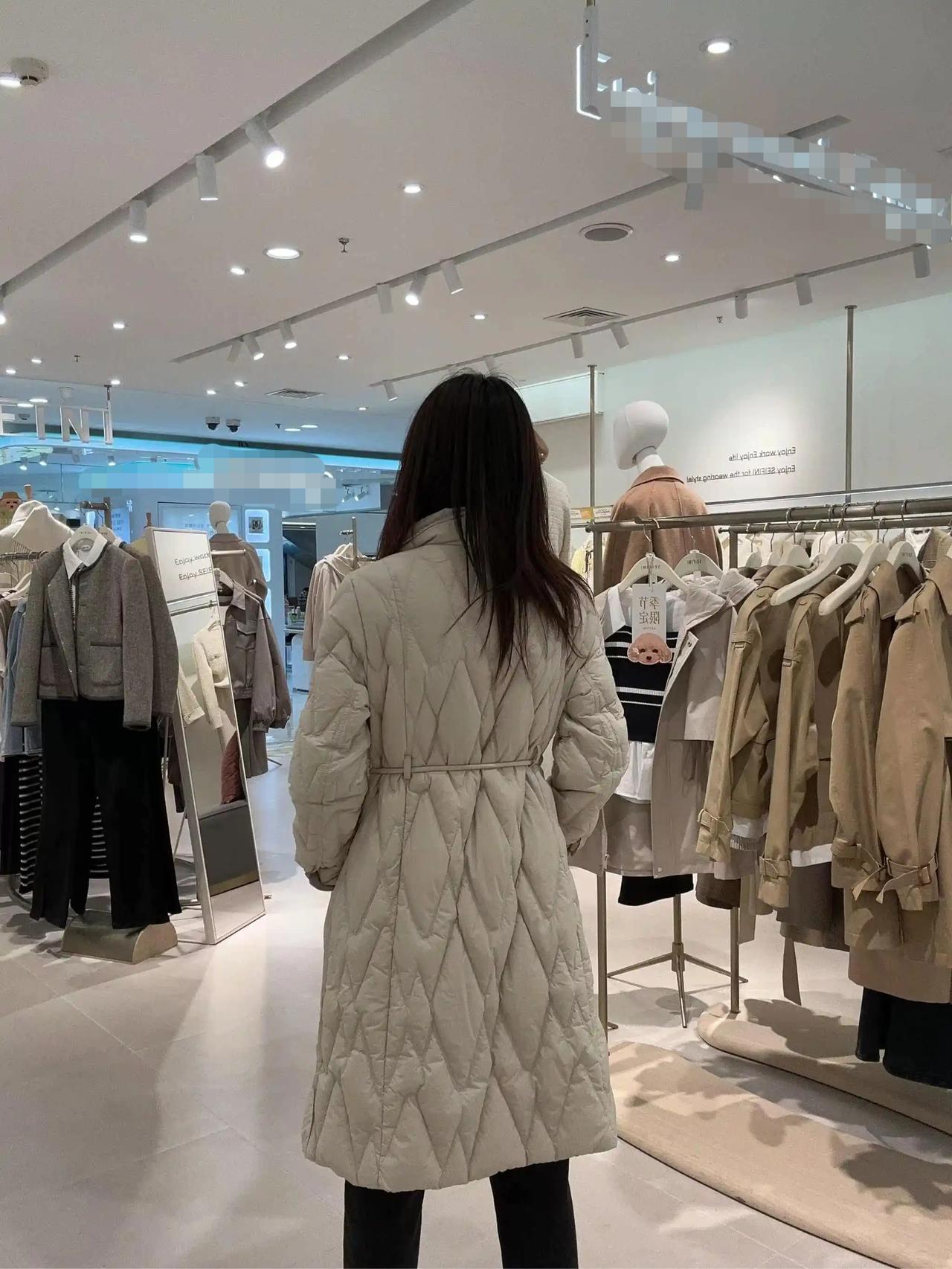 “憋住，别笑！”浙江杭州，一女子砸20000元，买了一件大牌羽绒服，才臭美了3