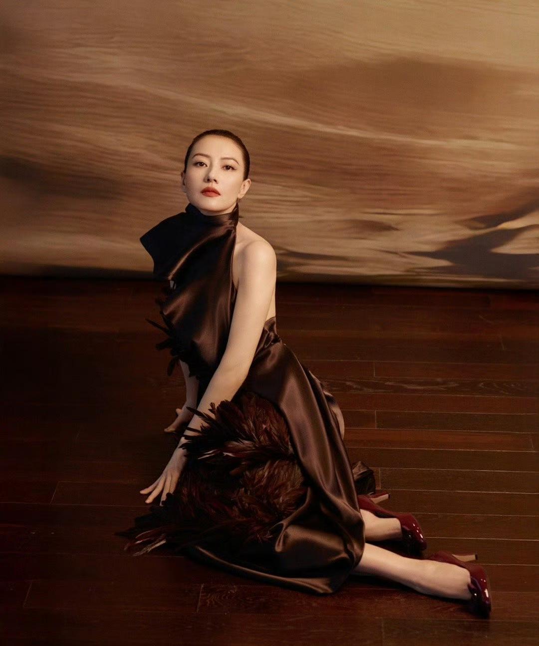 哇塞！高圆圆这次真的绝了！她穿大露背造型惊艳亮相，那背部曲线精致又迷人。而且她这