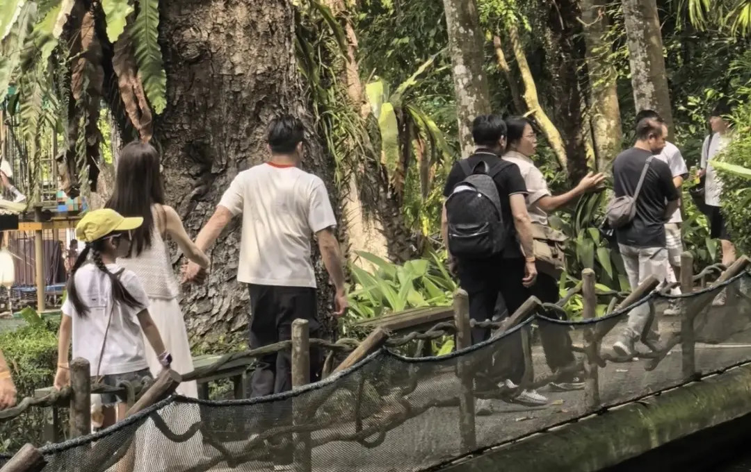 方媛真是网红审美，穿长裙裙摆拖地好邋遢，郭富城帅得像40出头。 ​