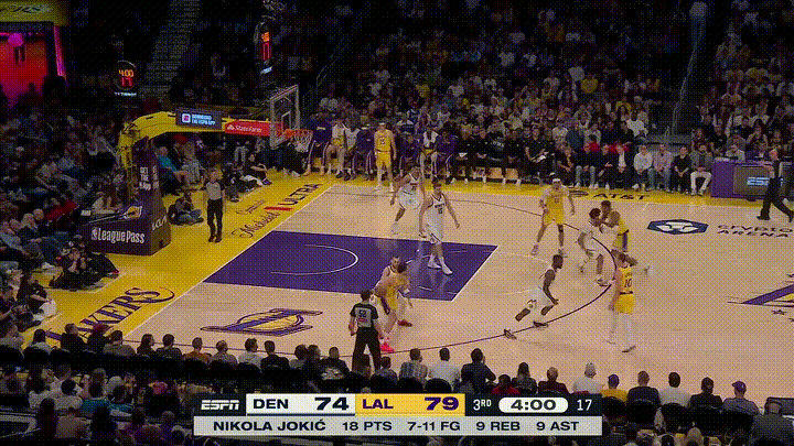 在今天掘金客场挑战湖人的比赛中，发生了让人瞠目结舌的一幕。当时比赛进行到了第三节